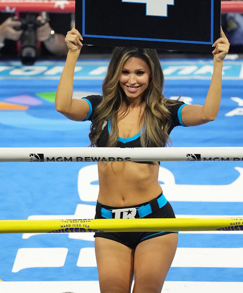 リングを彩るラウンドガール（撮影・菅敏）