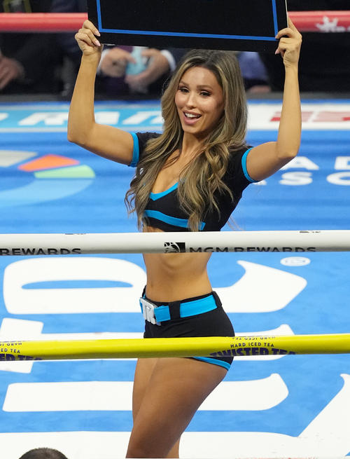 リングを彩るラウンドガール（撮影・菅敏）