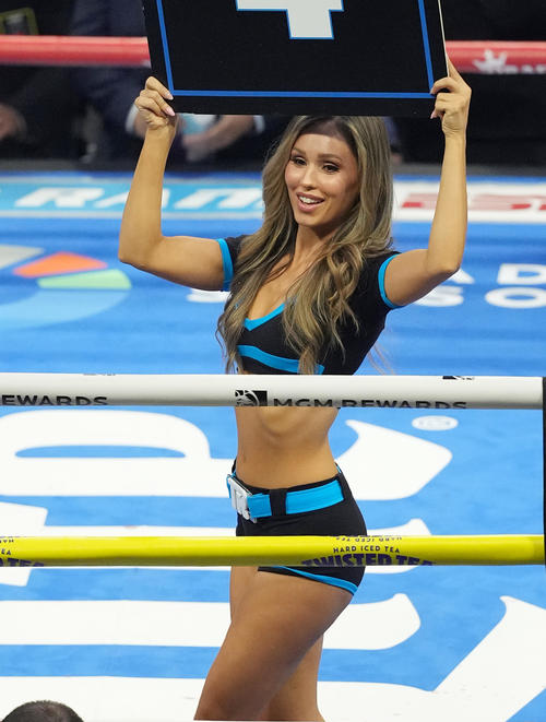 リングを彩るラウンドガール（撮影・菅敏）