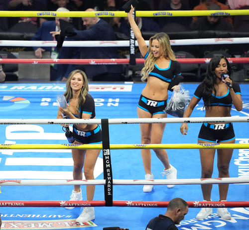 会場を盛り上げるラウンドガール（撮影・菅敏）