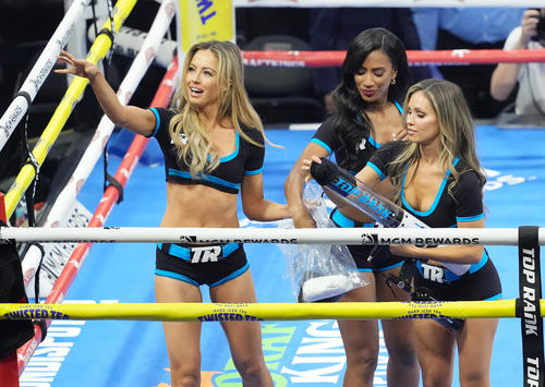 会場を盛り上げるラウンドガール（撮影・菅敏）