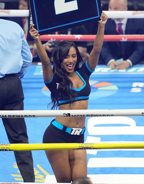 リングを彩るラウンドガール（撮影・菅敏）