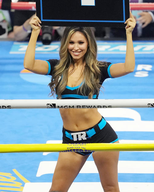 リングを彩るラウンドガール（撮影・菅敏）