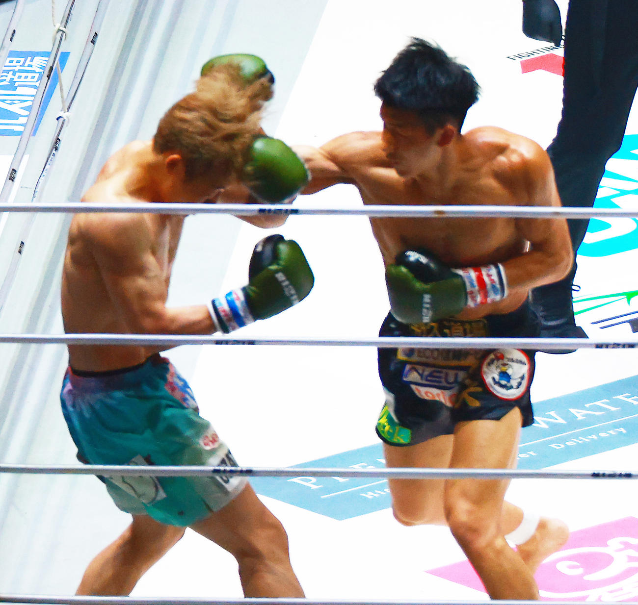 ウザ強（左）にパンチを浴びせる朝久（撮影・中島郁夫）