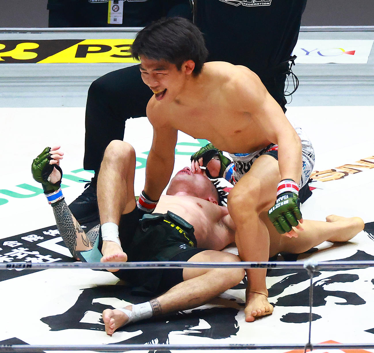 篠塚（下）にTKO勝ちしたヒロヤ（撮影・中島郁夫）