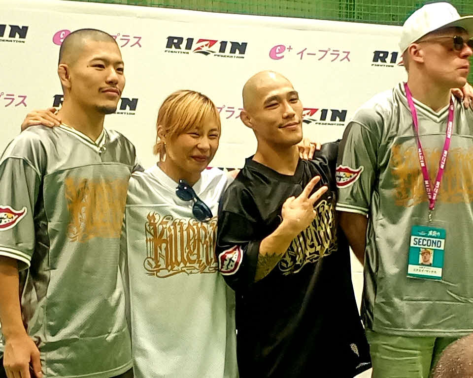 恋人の三浦彩佳（左から2人目）と写真に収まる山本アーセン（同3人目）