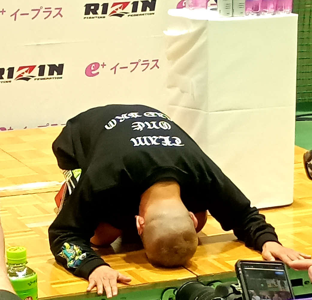 試合後の会見で土下座謝罪した皇治だったがRIZINには文句を