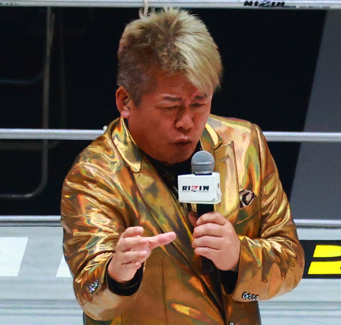 歌唱を披露する堀江貴文氏（撮影・中島郁夫）