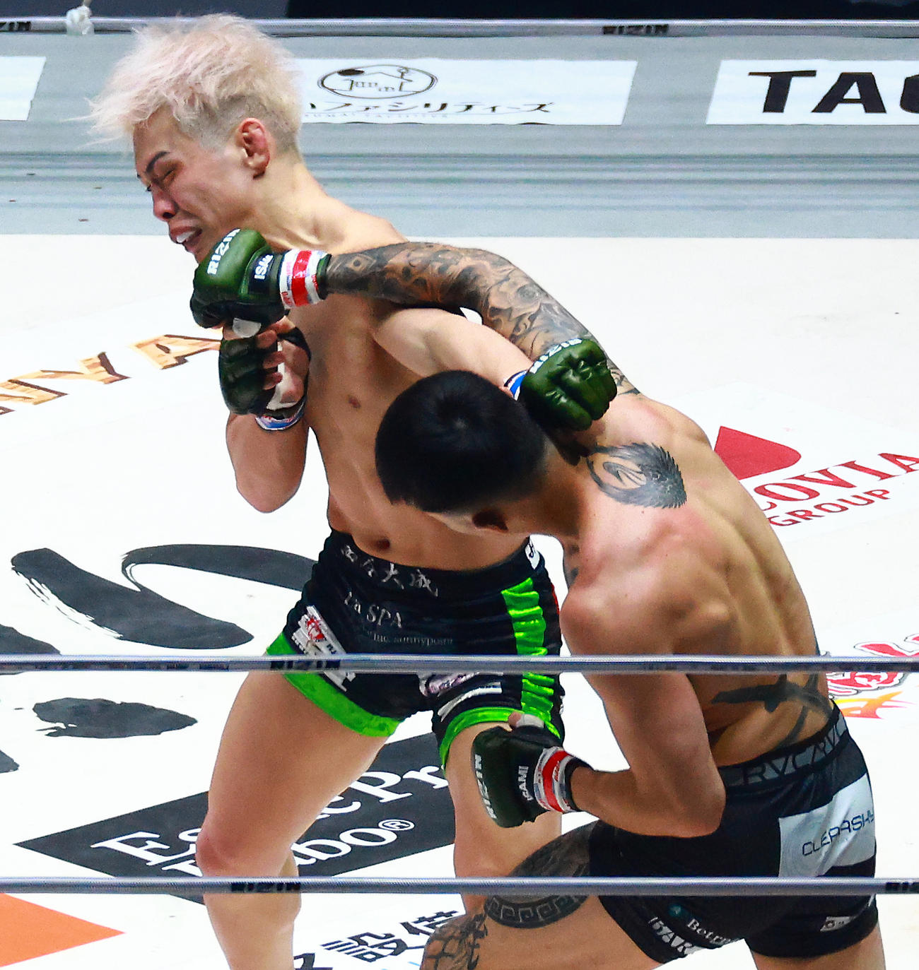 西谷（左）にパンチを浴びせる萩原（撮影・中島郁夫）