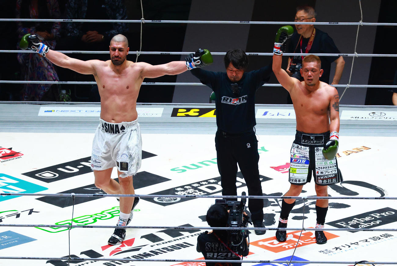 ドローで終わったカリミアン（左）と皇治（撮影・中島郁夫）