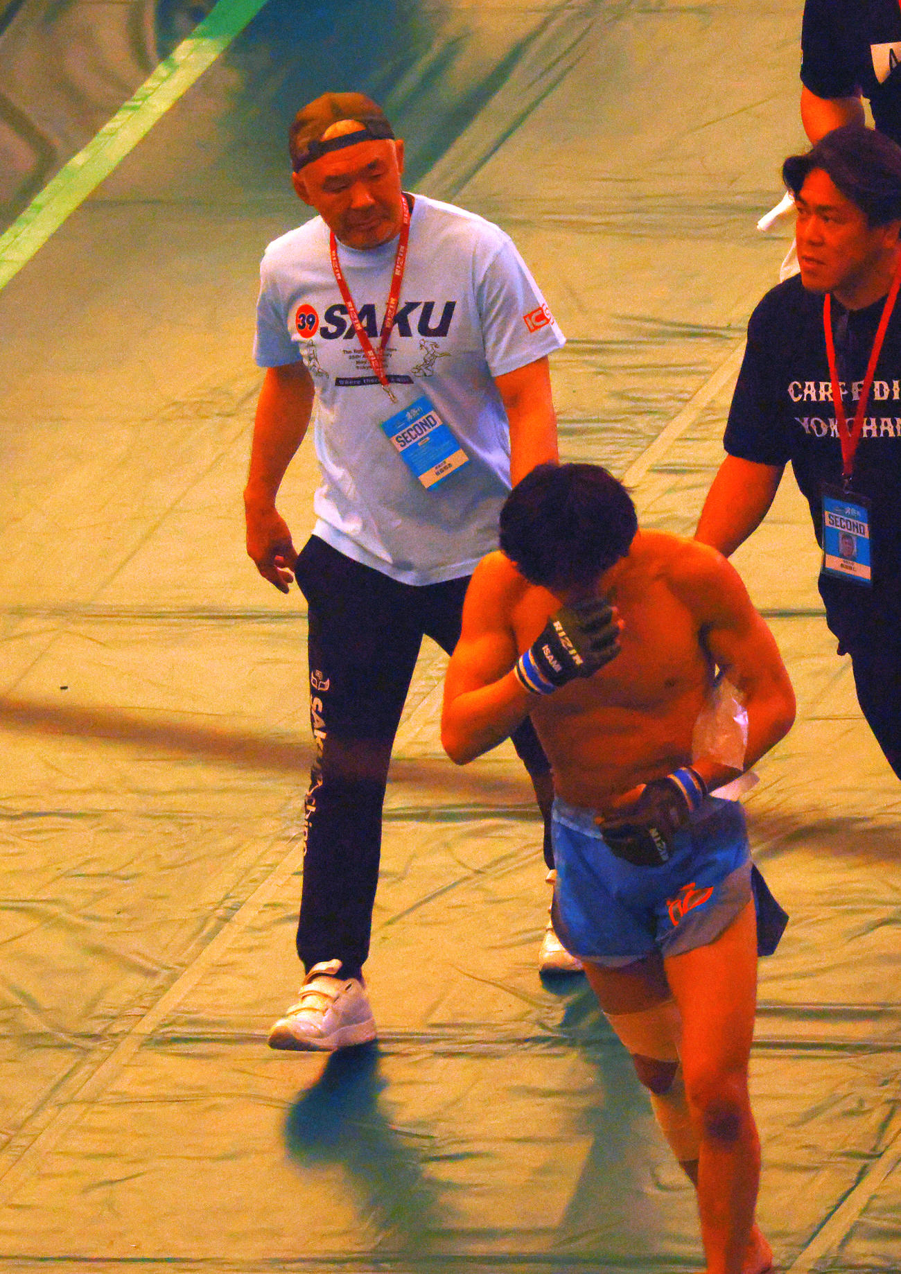 破れた桜庭大世（右）を見守る桜庭和志（撮影・中島郁夫）