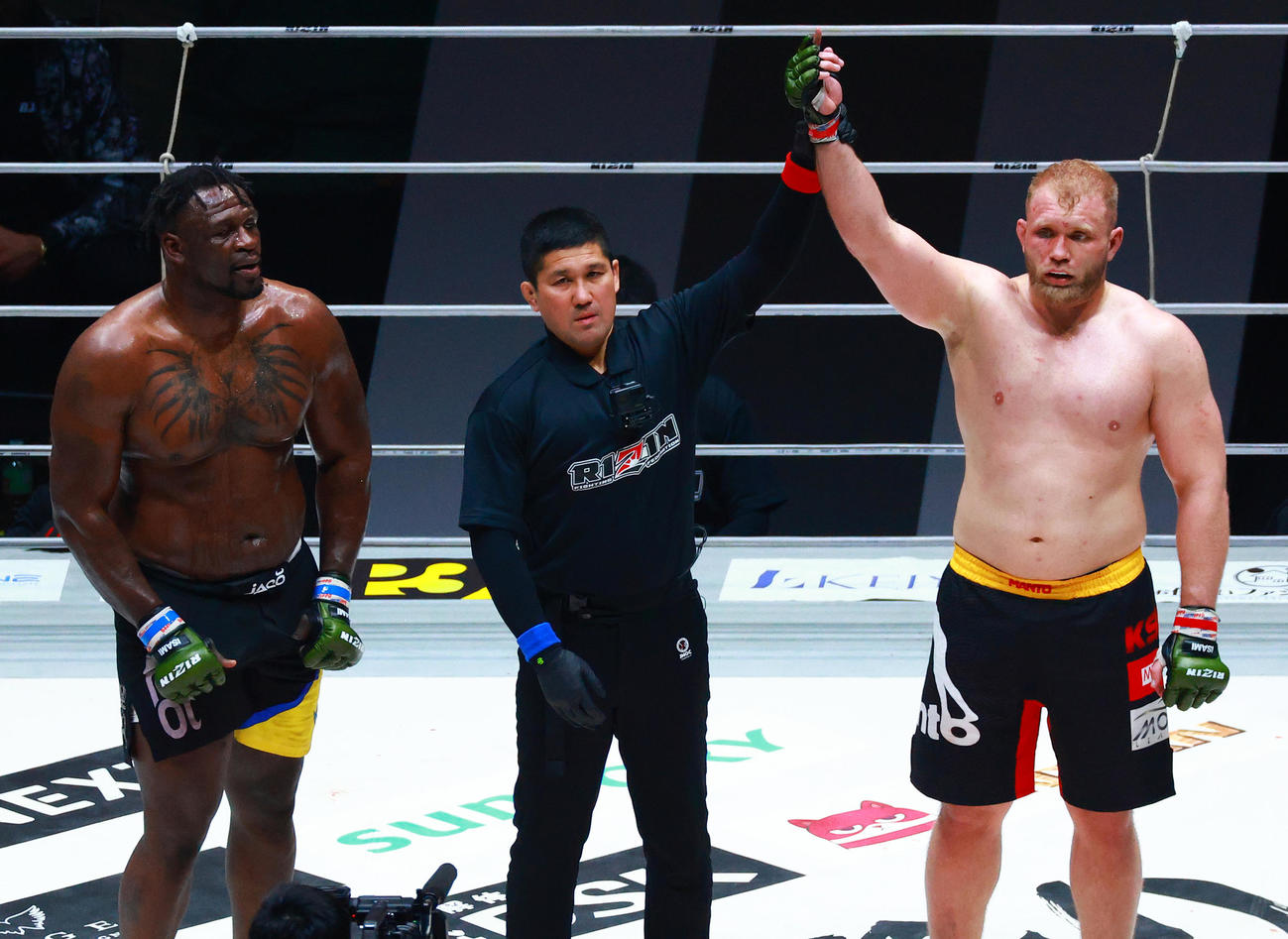 ジェームス（左）に判定勝ちしたサモチュク（撮影・中島郁夫）