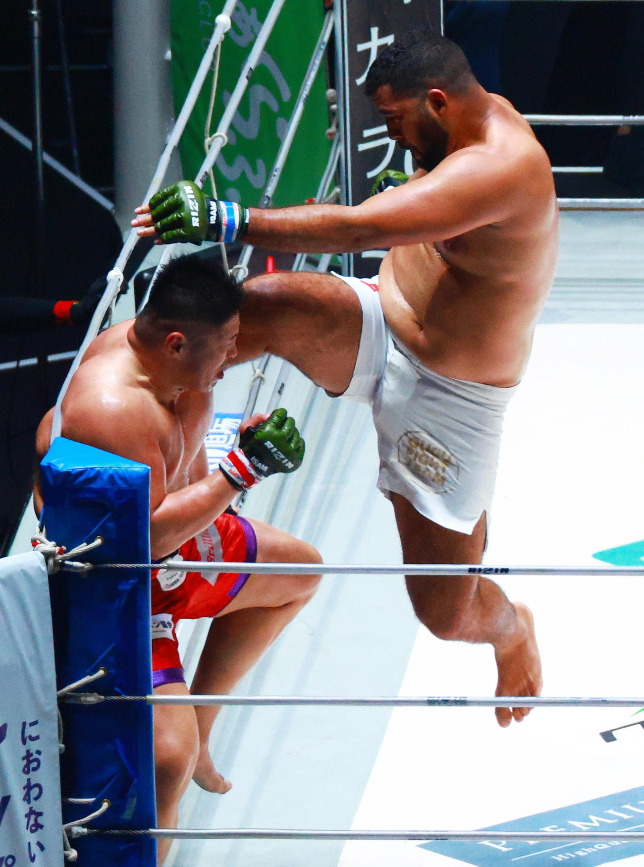 スダリオ（左）にジャンピングニーキックを浴びせるアウグスト（撮影・中島郁夫）