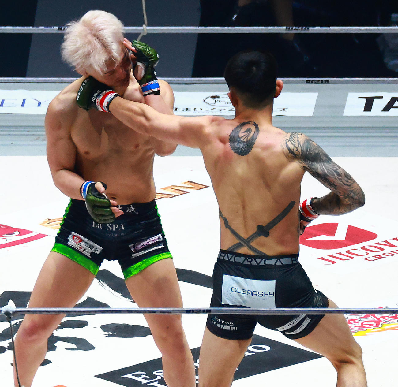 西谷（左）にパンチを浴びせる萩原（撮影・中島郁夫）