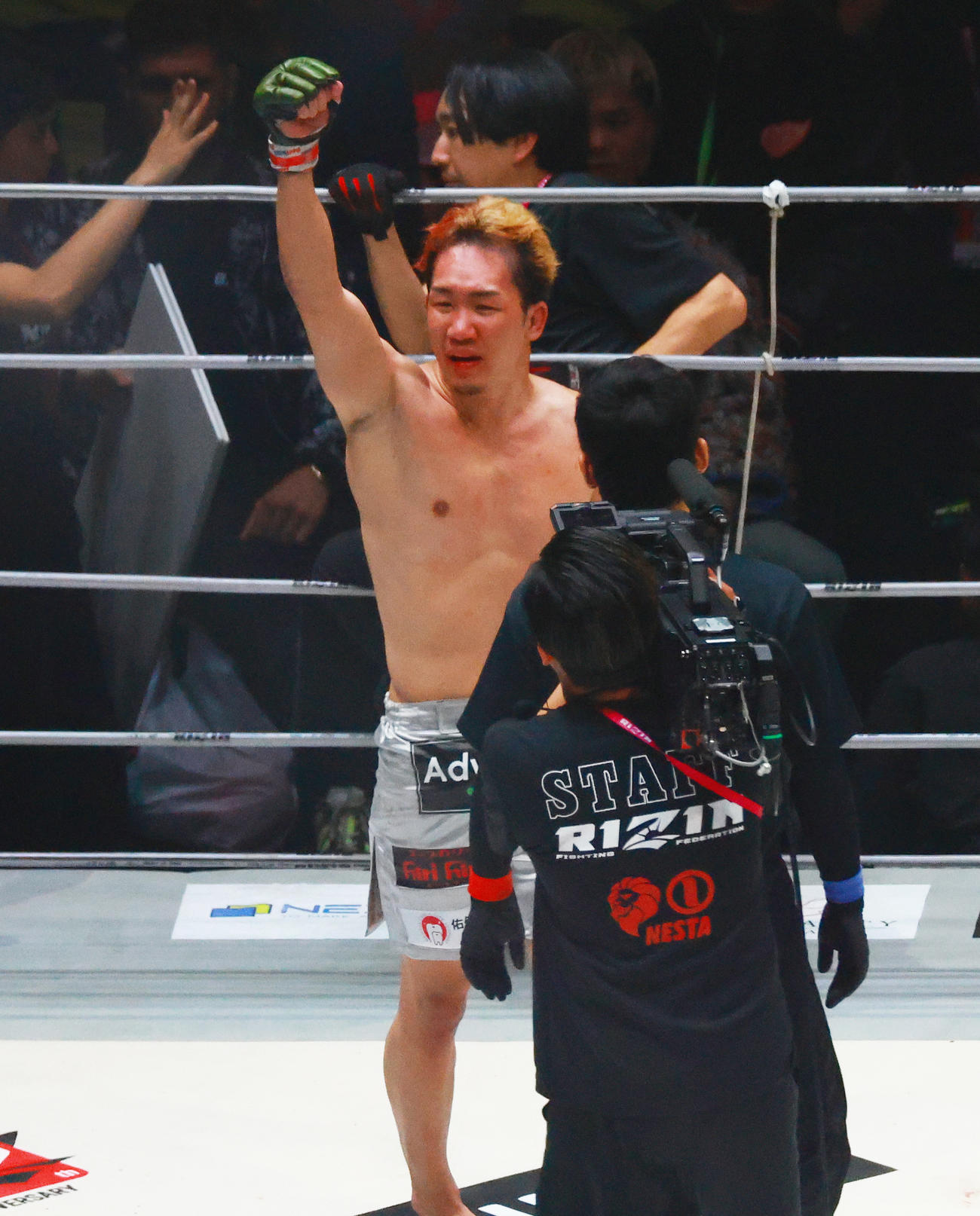 鈴木に勝利し喜ぶ朝倉（撮影・中島郁夫）