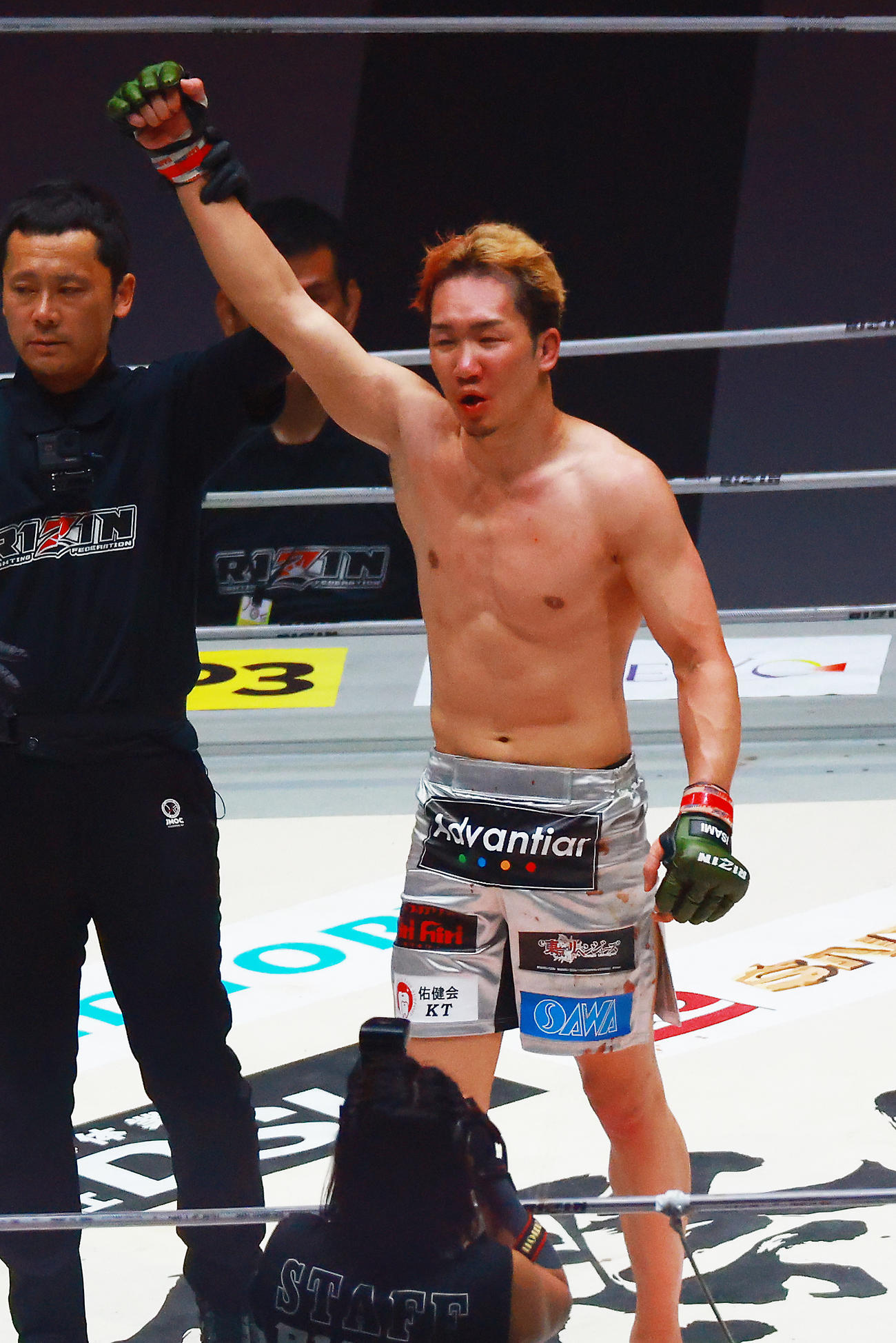 鈴木に勝利し喜ぶ朝倉（撮影・中島郁夫）