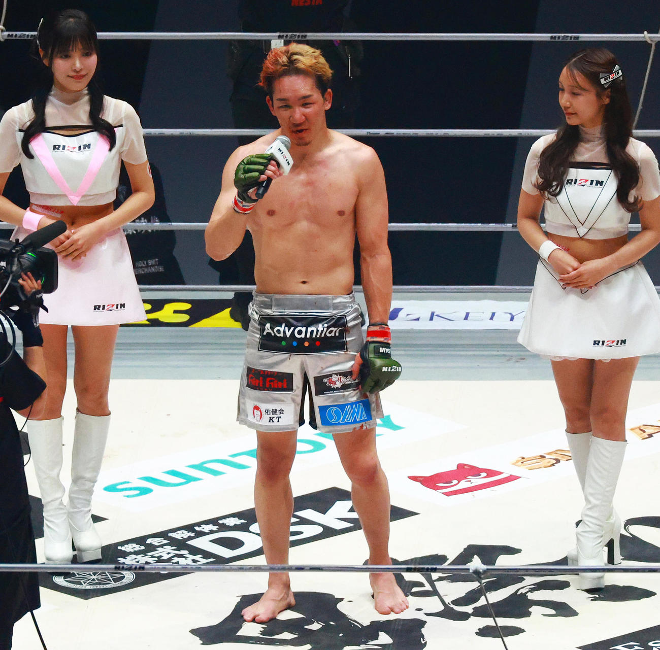 鈴木に勝利しマイクを手にする朝倉（中央）（撮影・中島郁夫）