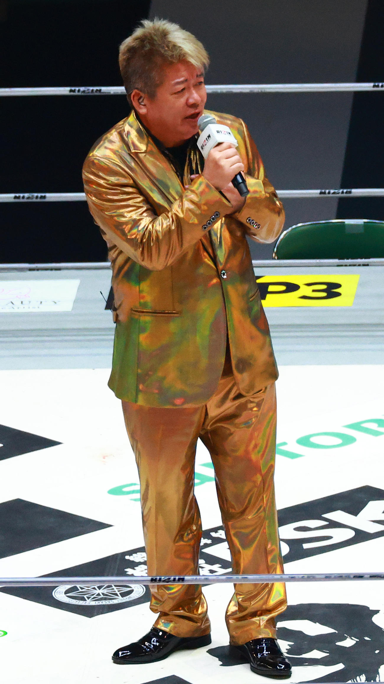 歌唱を披露する堀江貴文氏（撮影・中島郁夫）