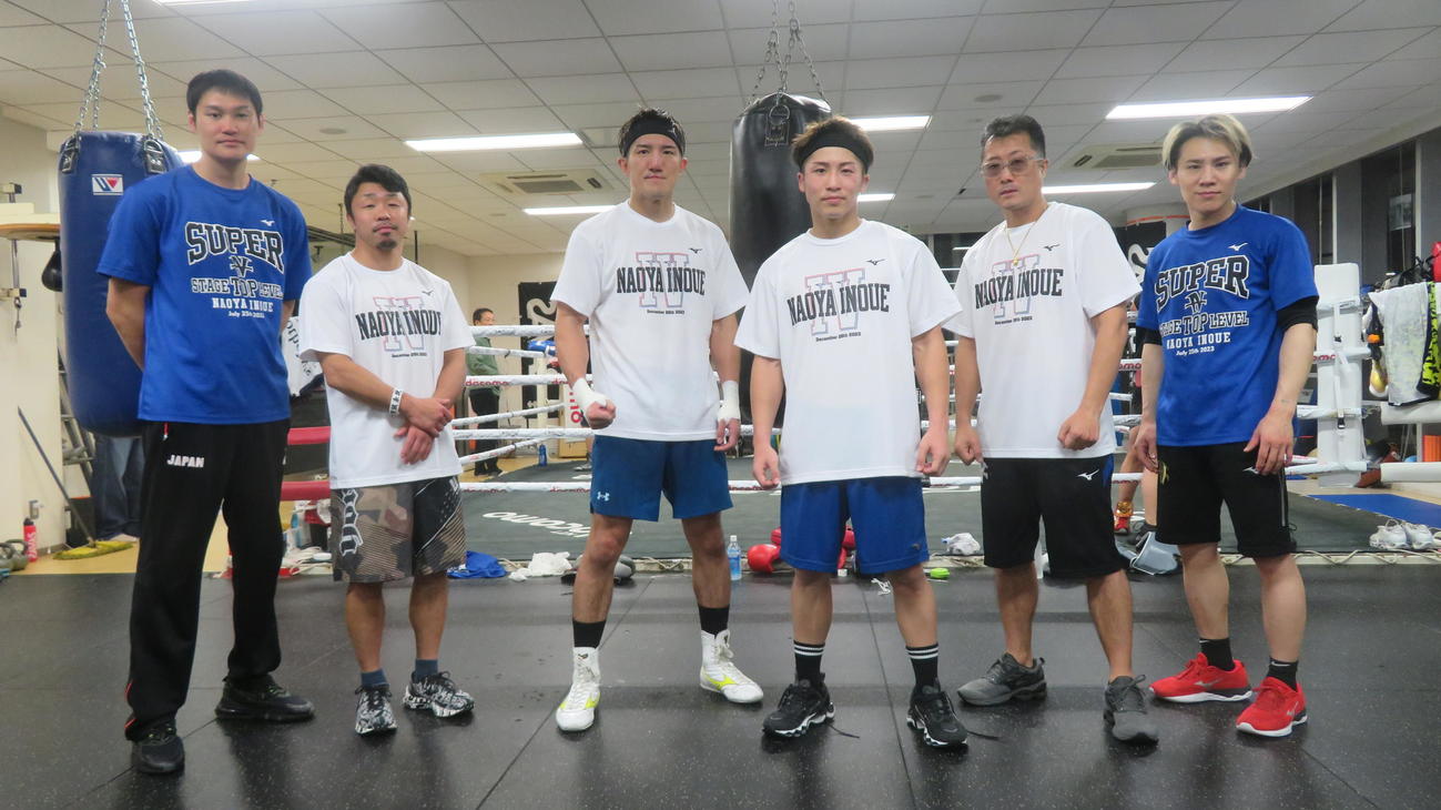 チーム井上の左から鈴木康弘トレーナー、八重樫東トレーナー、井上浩樹、井上尚弥、井上真吾トレーナー、太田光亮トレーナー（2023年撮影）
