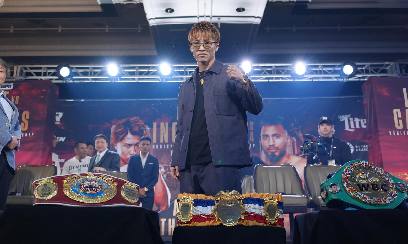 会見を終え、ポーズをとる井上（撮影・菅敏）