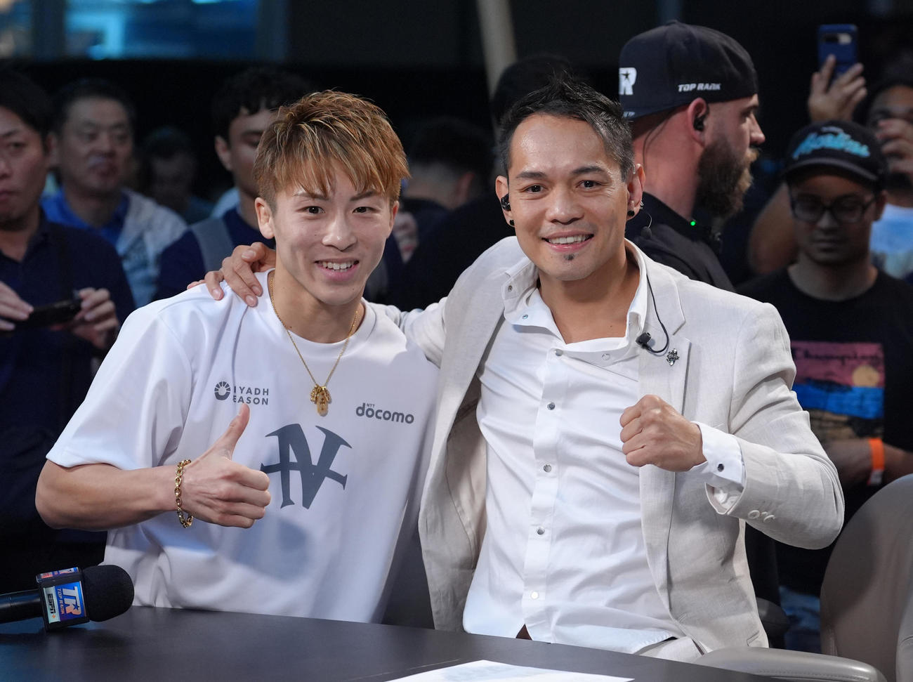 計量をクリアし、ノニト・ドネア氏（右）から激励を受ける井上（撮影・菅敏）