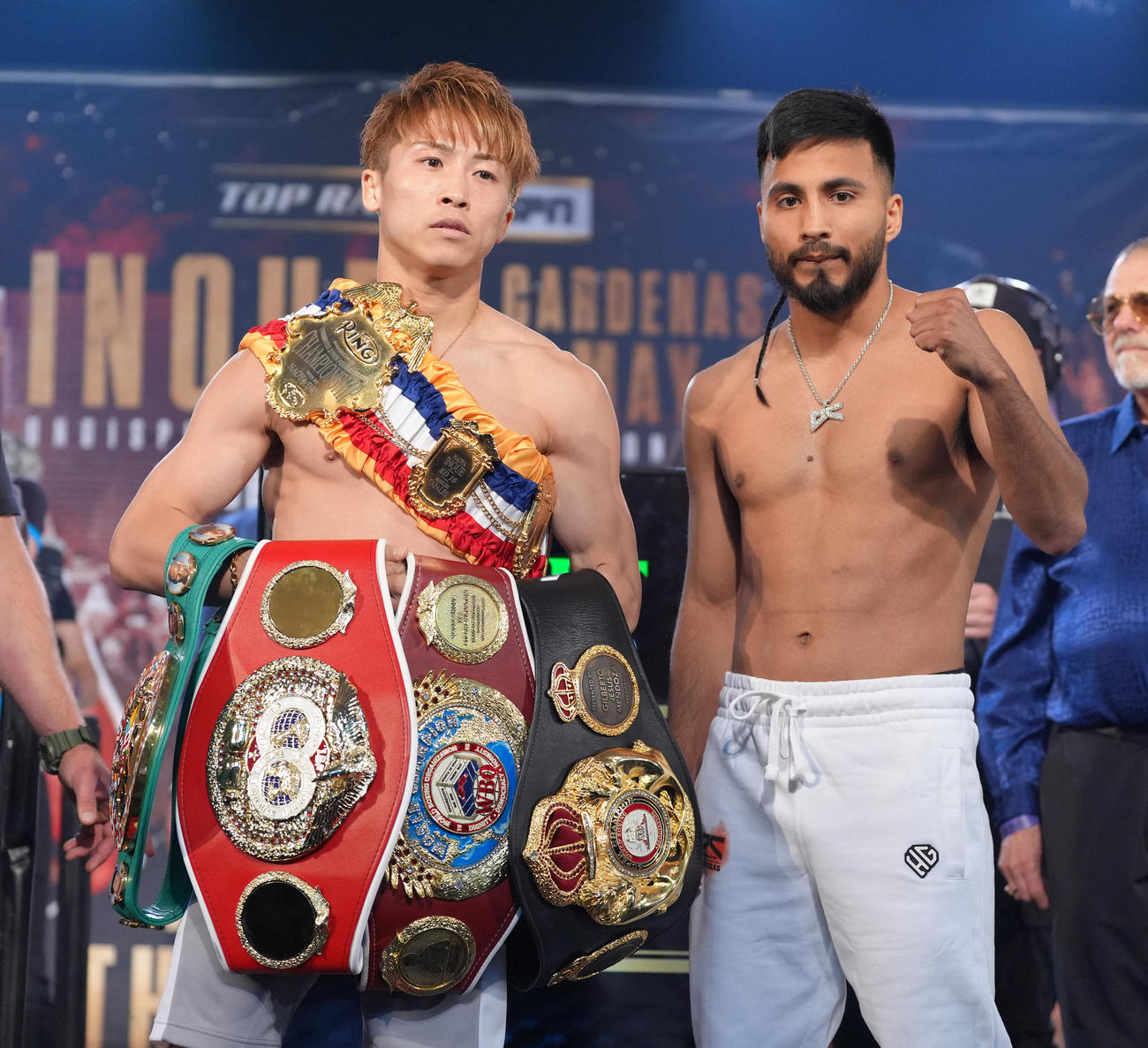 計量をクリアしカルデナス（右）を横目に気合の入った表情を見せる井上（撮影・菅敏）