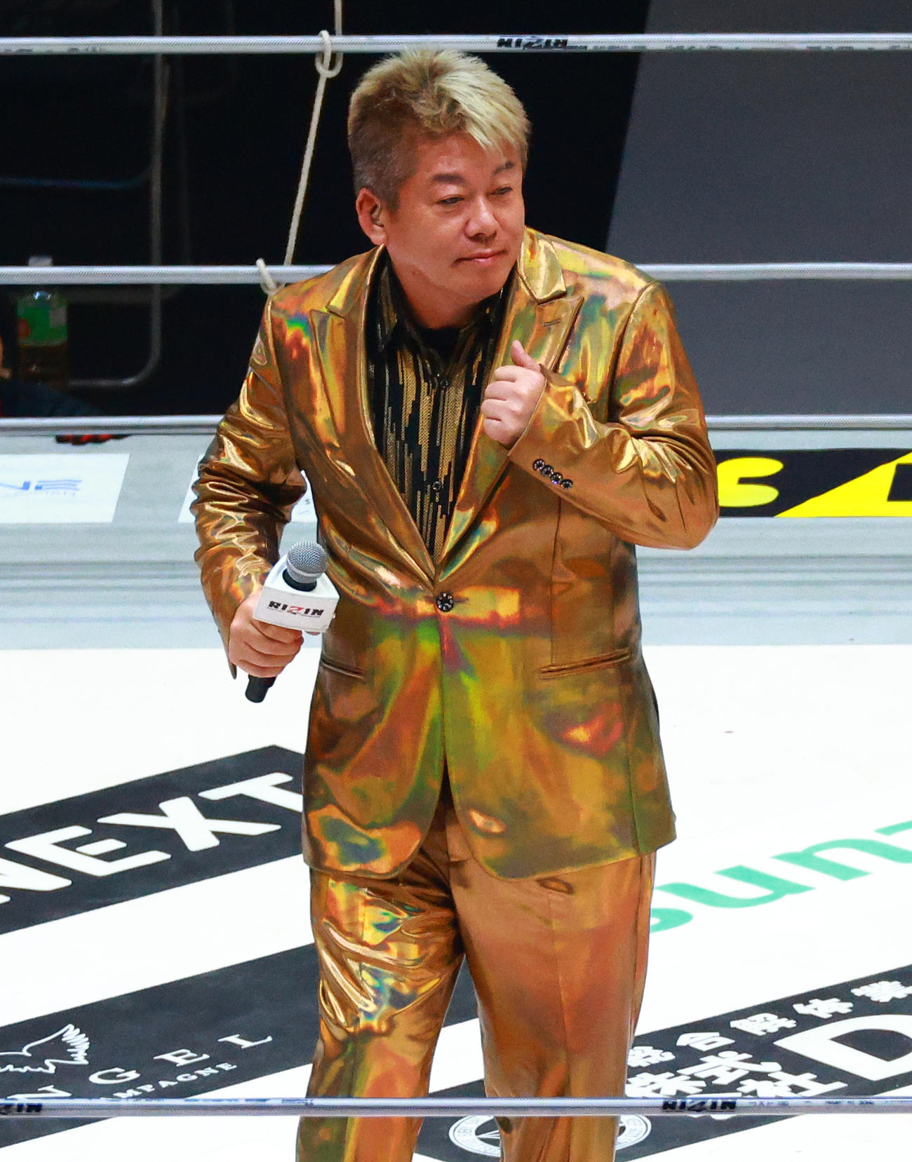 歌唱を披露する堀江貴文氏（撮影・中島郁夫）