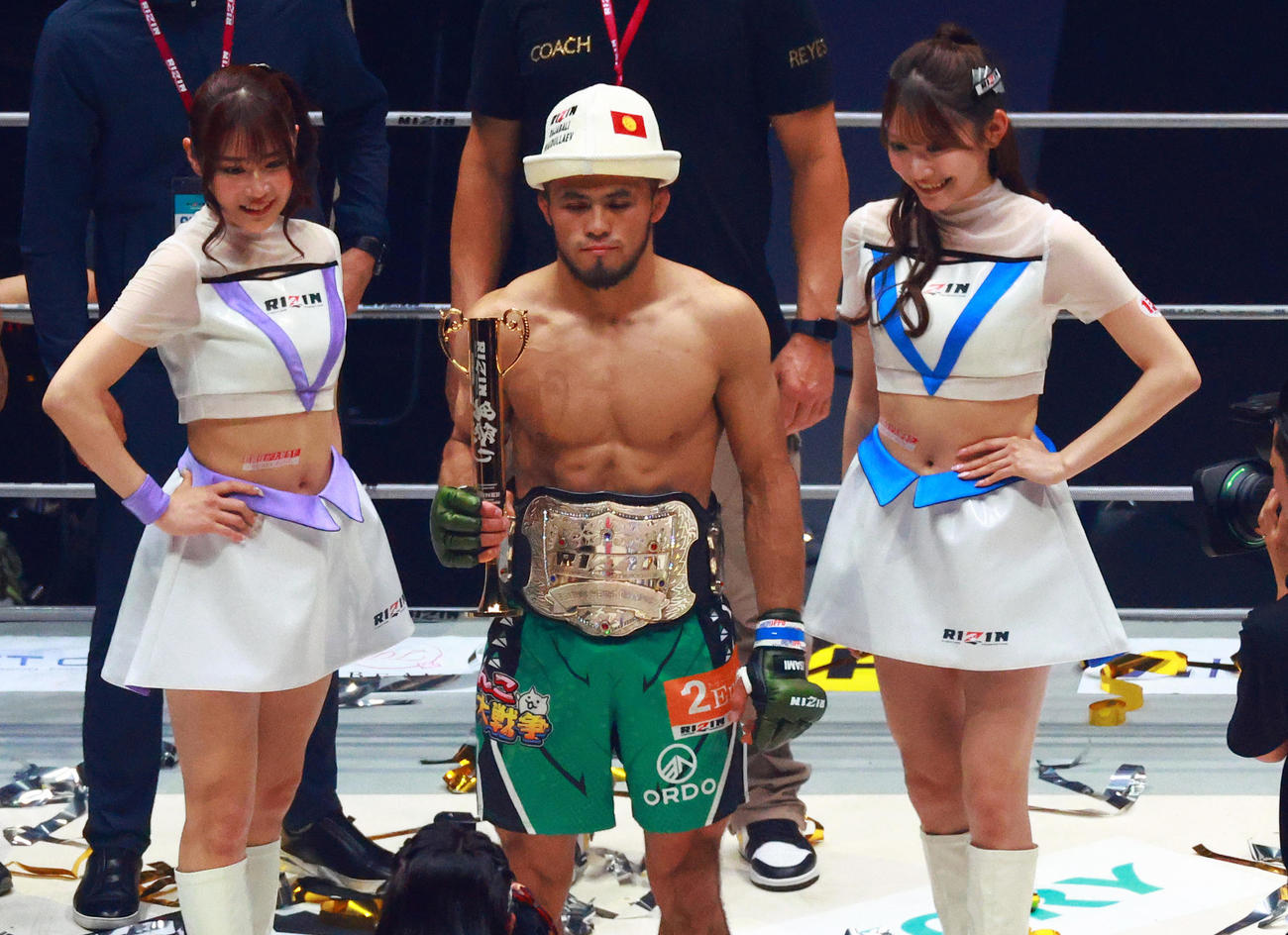 新王者に輝きベルトを巻くラジャブアリ・シェイドゥラエフ（撮影・中島郁夫）