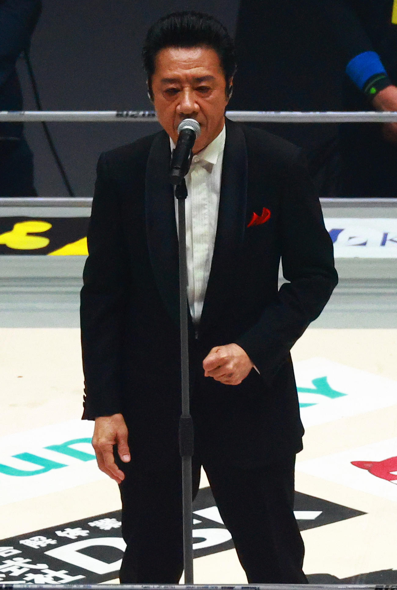 君が代を独唱する大友康平（撮影・中島郁夫）