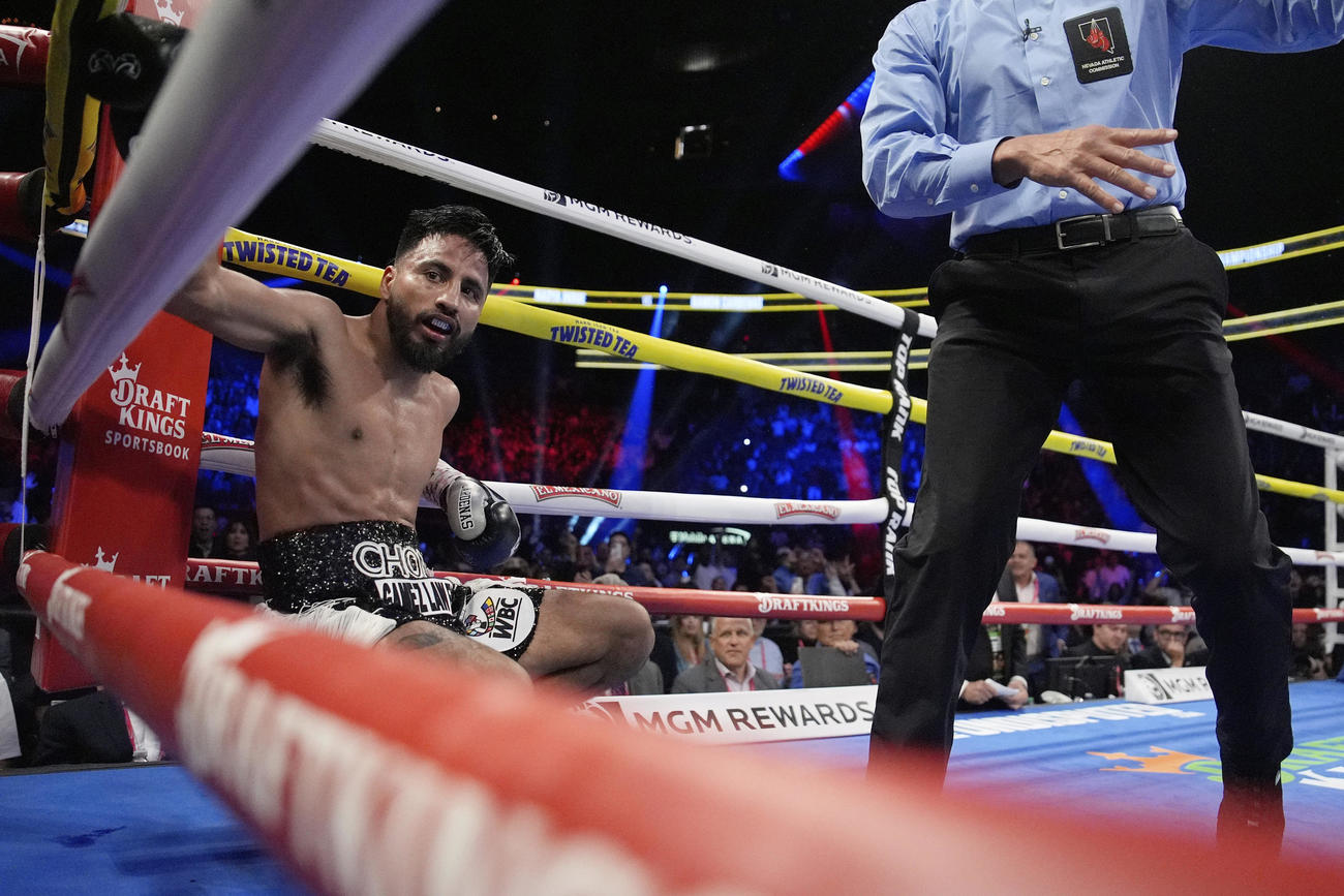 井上尚弥のパンチでダウンするカルデナスからダウンを奪う井上尚弥（AP）