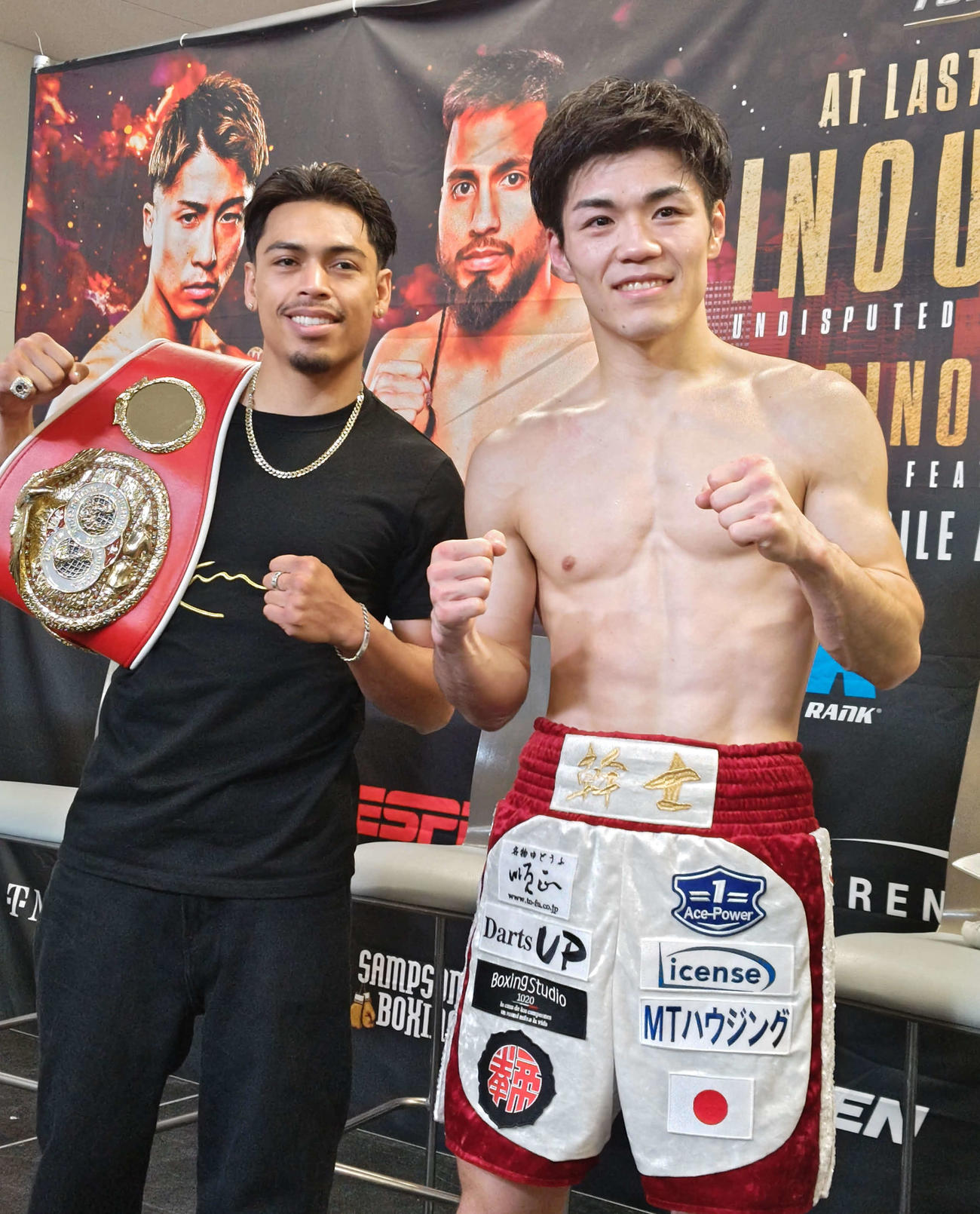 試合後、IBF世界フェザー級王者アンジェロ・レオ（左）と対面した同級8位の中野幹士