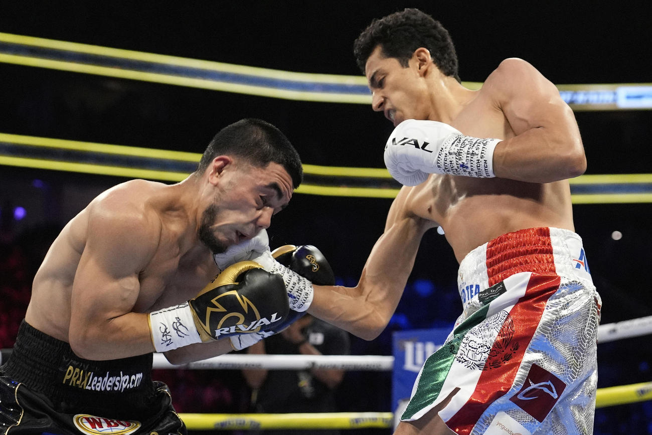 バスケス（左）にパンチを浴びせるエスピノサ（AP）