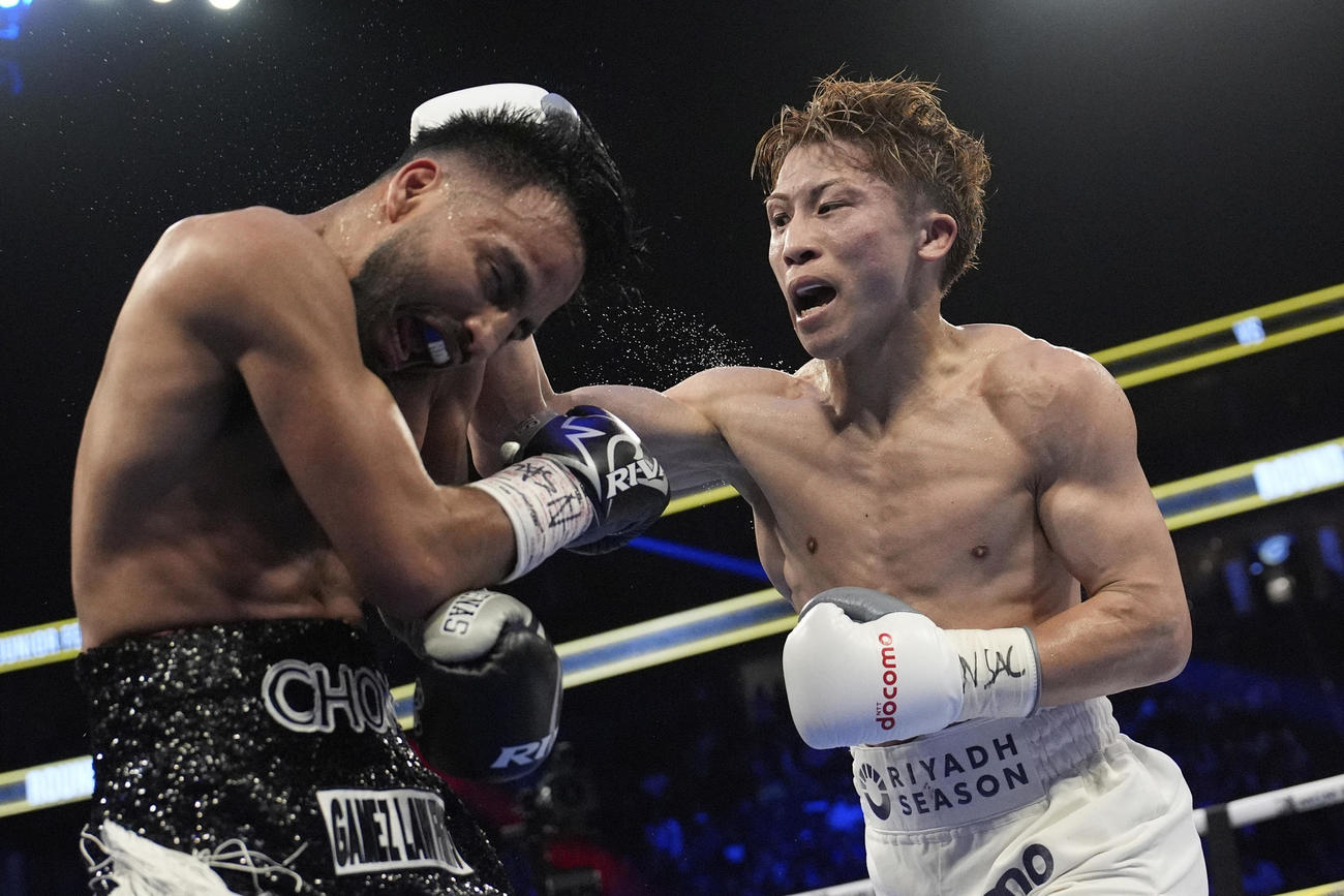 カルデナスにパンチを浴びせる井上尚弥（AP）