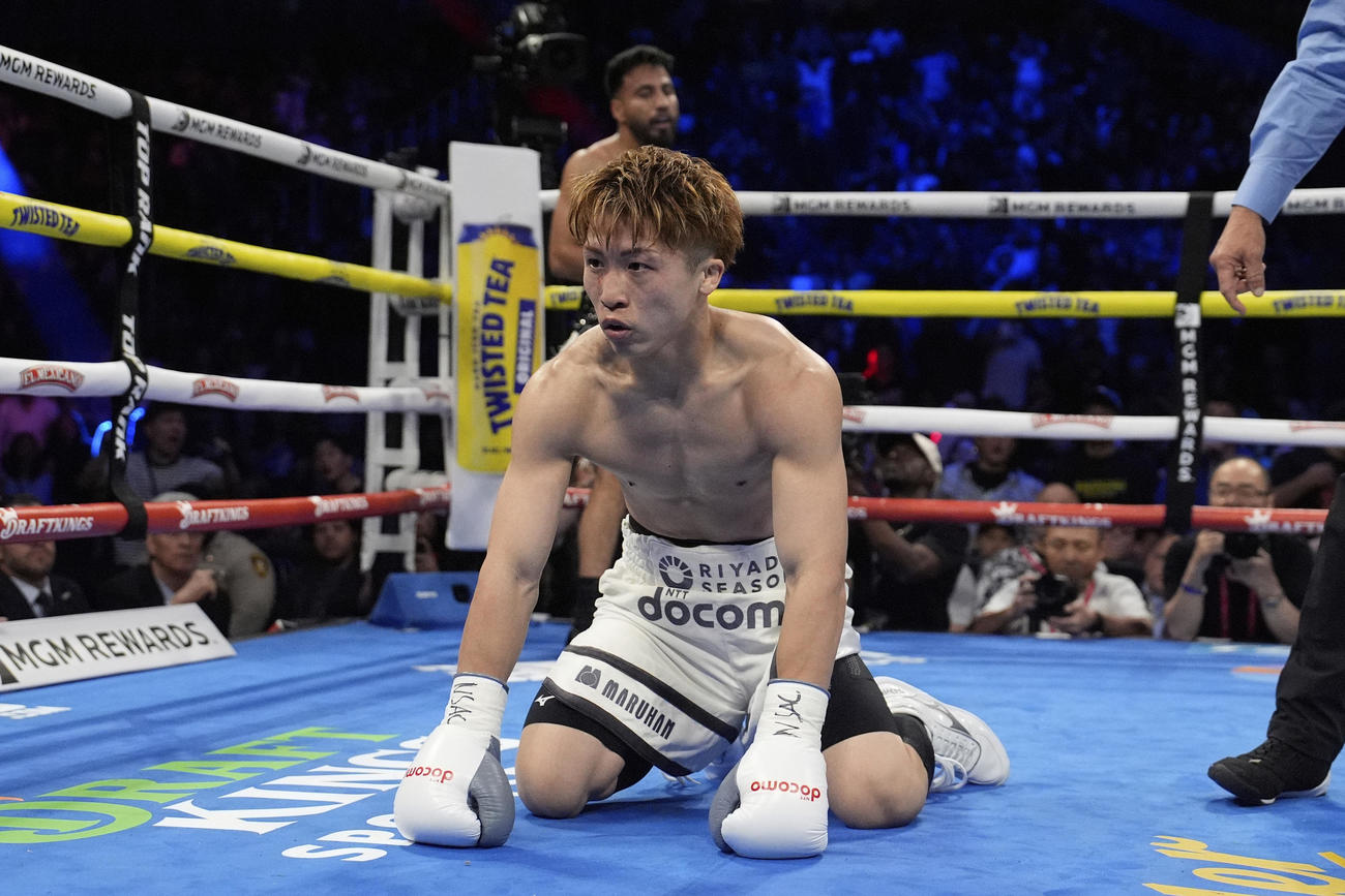 カルデナスからダウンを奪われマットに膝をつく井上尚弥（AP）