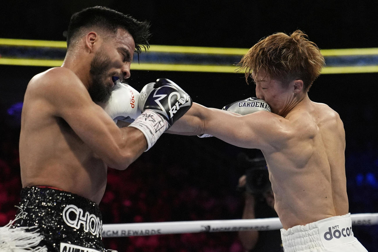 互いにパンチをヒットさせる井上尚弥とカルデナス（AP）