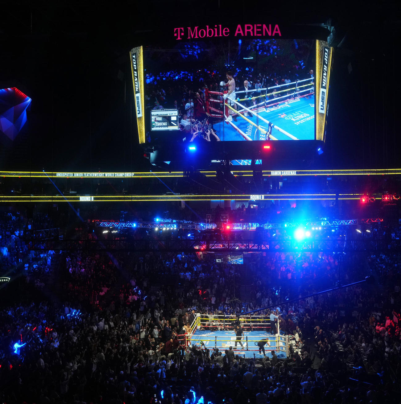 8回、TKOでカルデナスを破り、コーナーに登り雄たけびを上げる井上（撮影・菅敏）