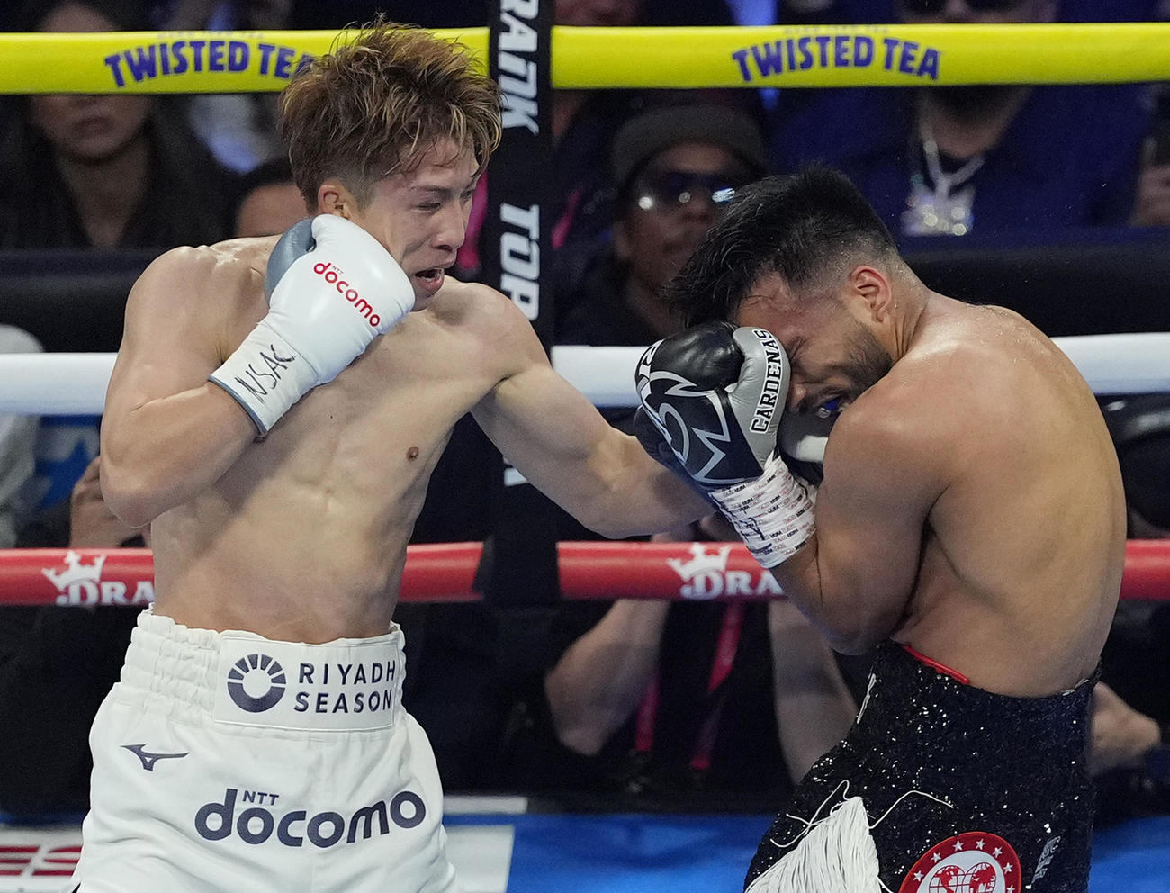 4回、カルデナス（右）に左フックを決める井上（撮影・菅敏）