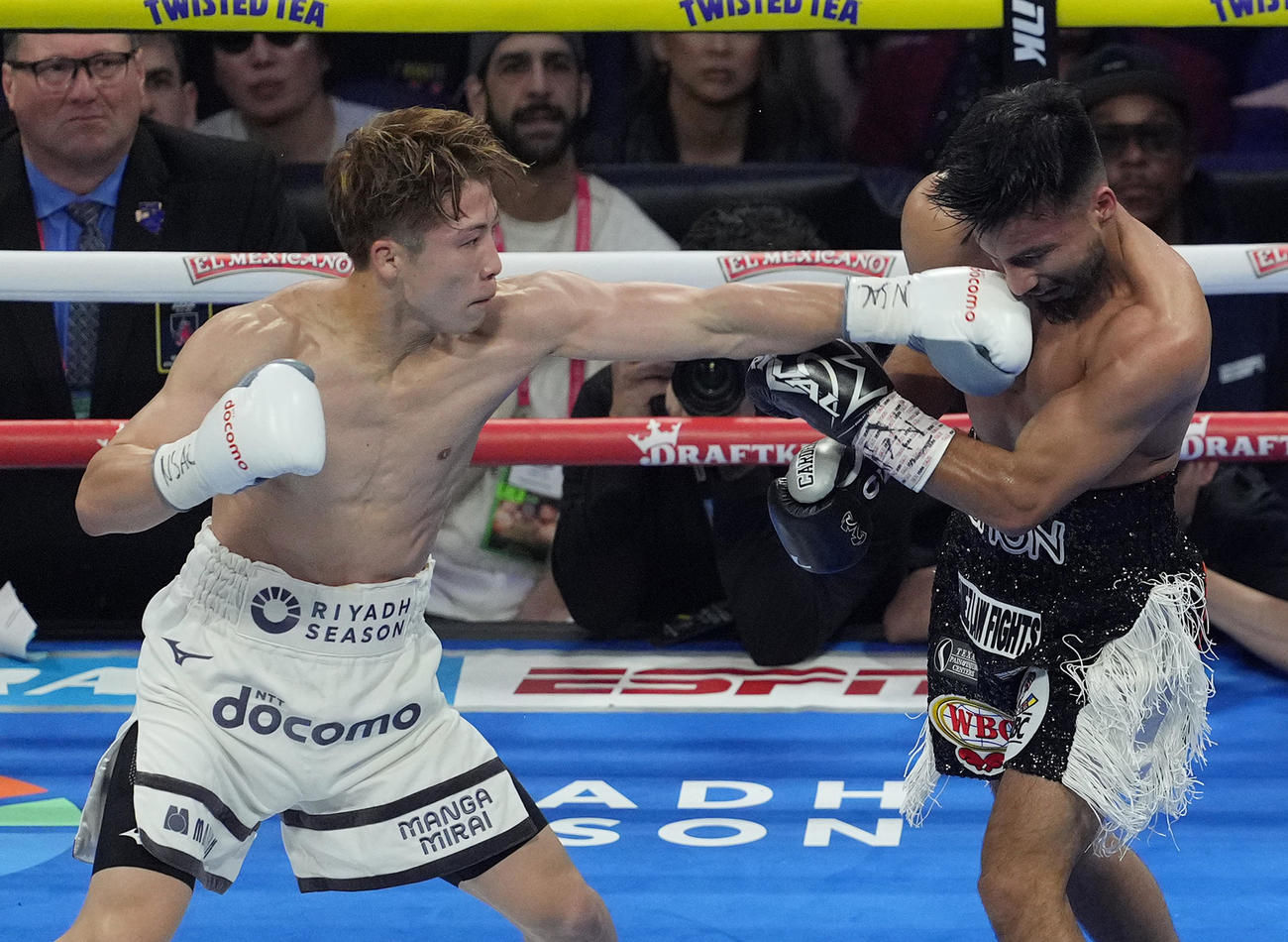 5回、カルデナス（右）に右ストレートを決める井上（撮影・菅敏）