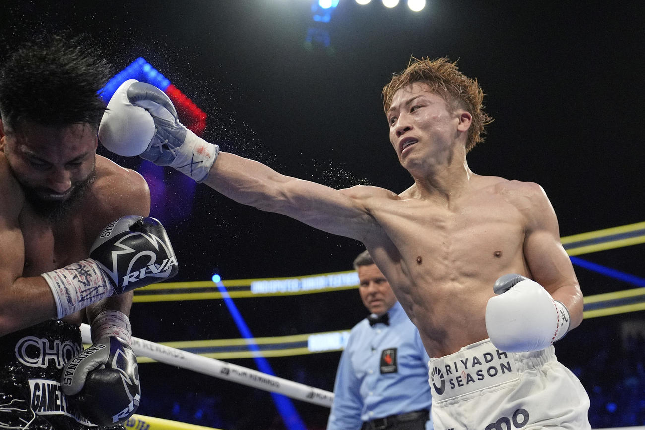 カルデナスに右ストレートを浴びせる井上尚弥（AP）