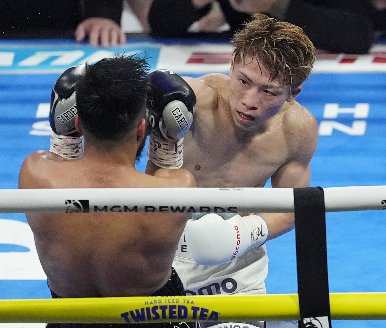 6回、カルデナス（手前）に右フックを決める井上（撮影・菅敏）