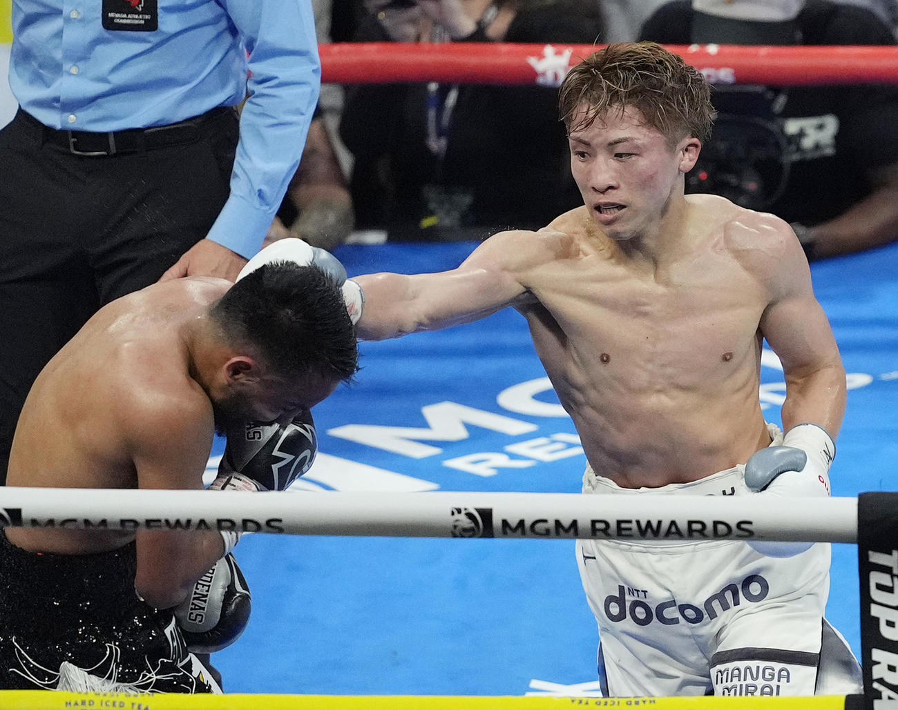 6回、カルデナス（左）に右フックを決める井上（撮影・菅敏）