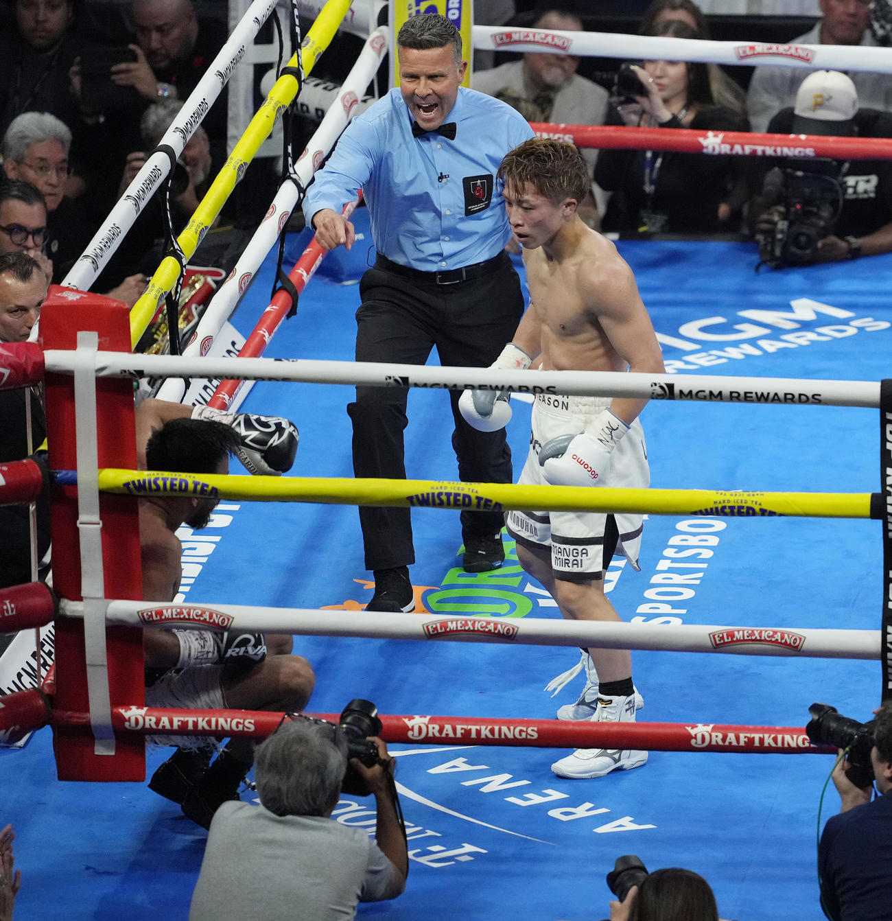 7回、カルデナス（左）に右ストレートを決め、ダウンを奪う井上（撮影・菅敏）