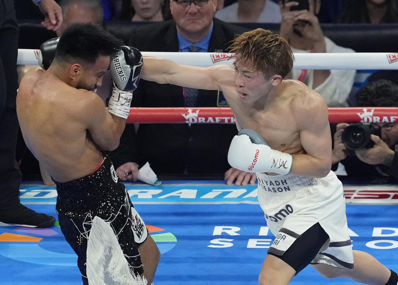 4回、カルデナス（左）に右ストレートを決める井上（撮影・菅敏）