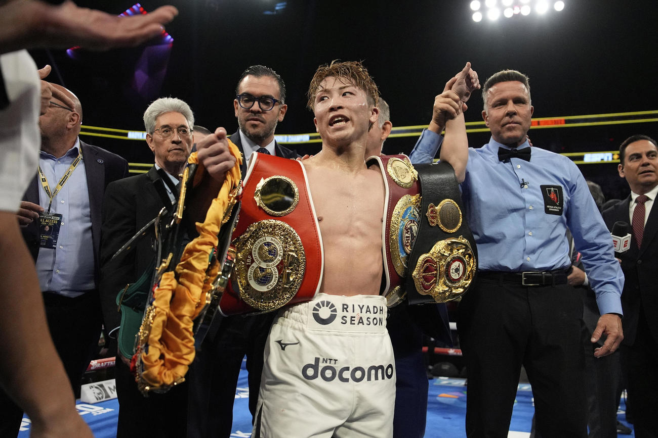 カルデナスに勝利し、ベルトを持って喜ぶ井上尚弥（AP）