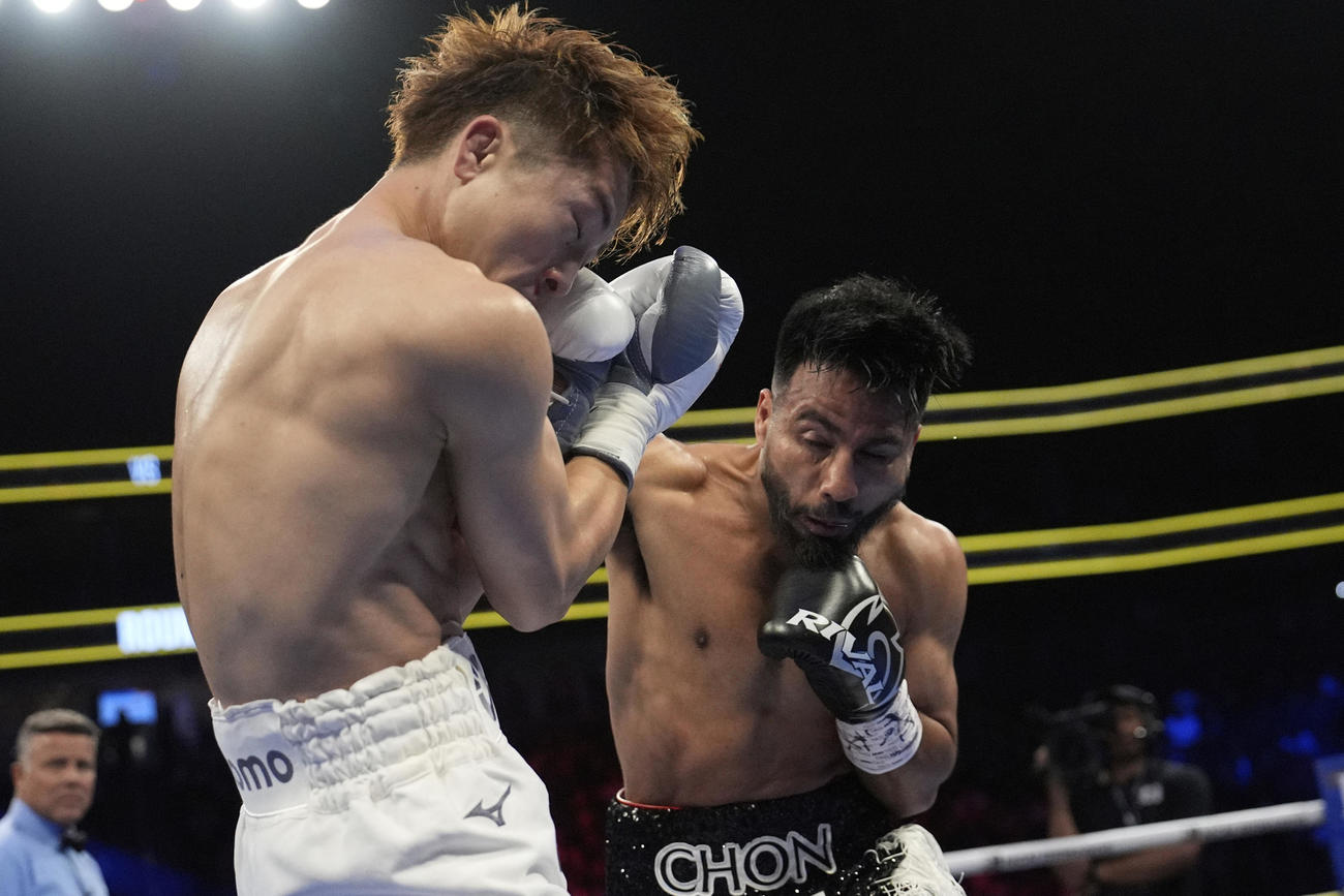 カルデナスに右ストレートを浴びる井上尚弥（AP）