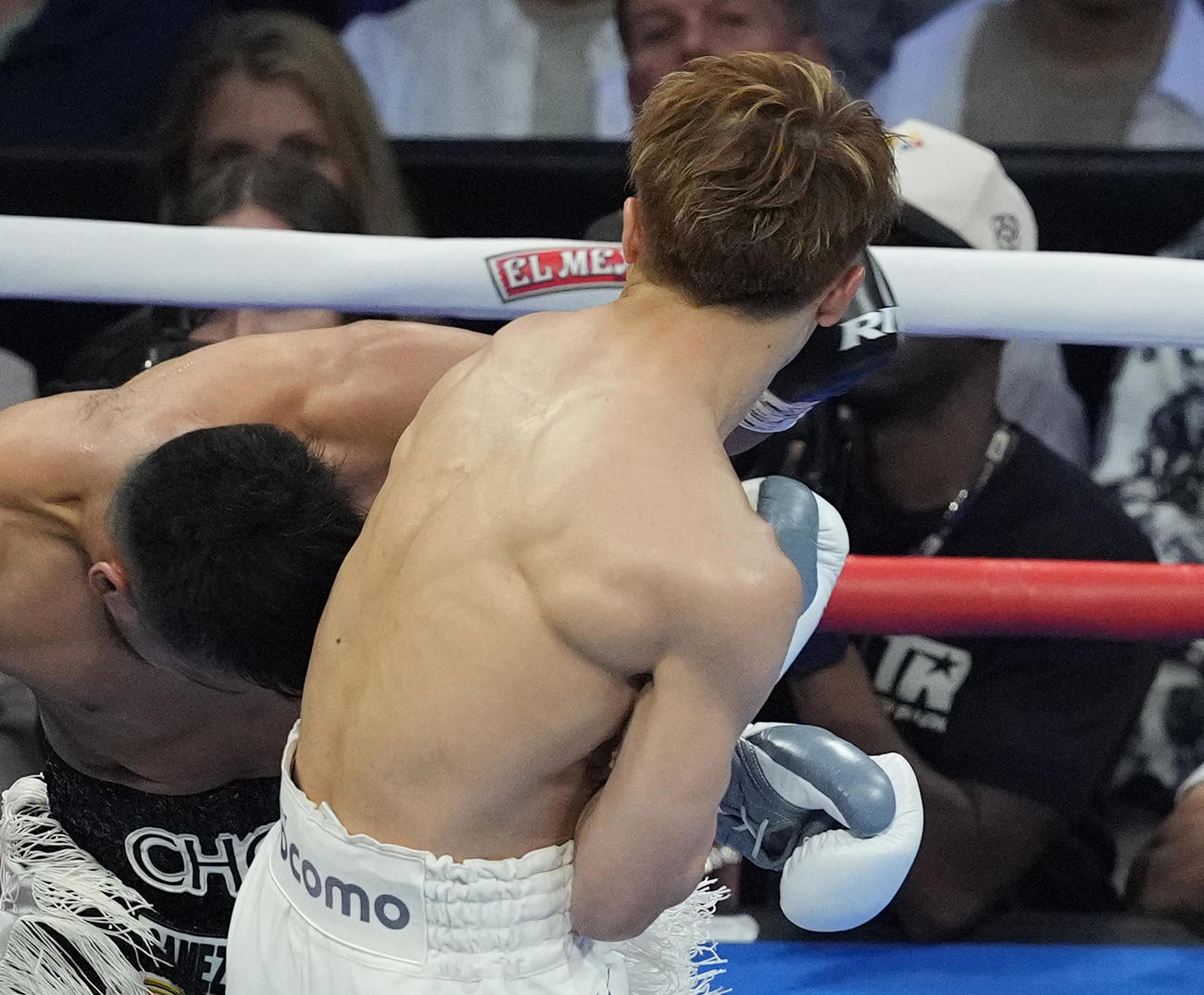 4回、カルデナス（左）の左フックを受け、ダウンを奪われる井上（撮影・菅敏）