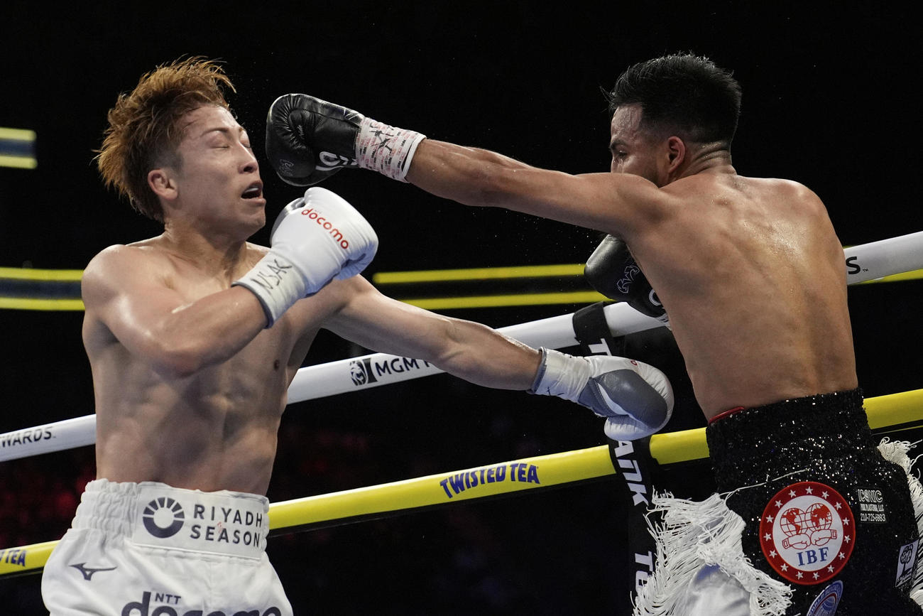カルデナスの左が井上尚弥の顔にヒットする（AP）