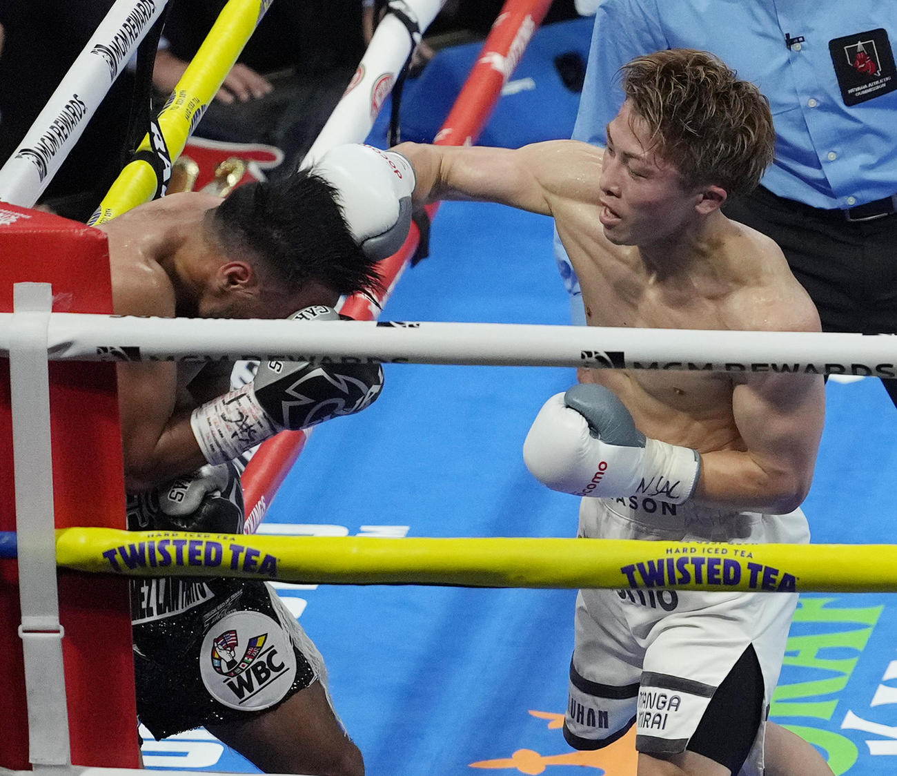 6回、カルデナス（左）に右フックを決める井上（撮影・菅敏）