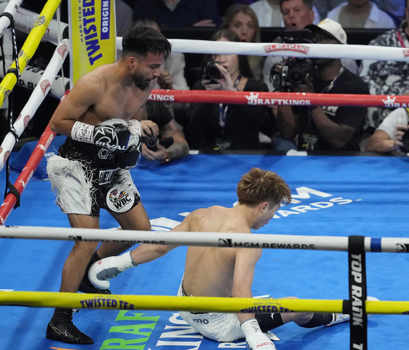 4回、カルデナス（左）の左フックを受け、ダウンを奪われる井上（撮影・菅敏）
