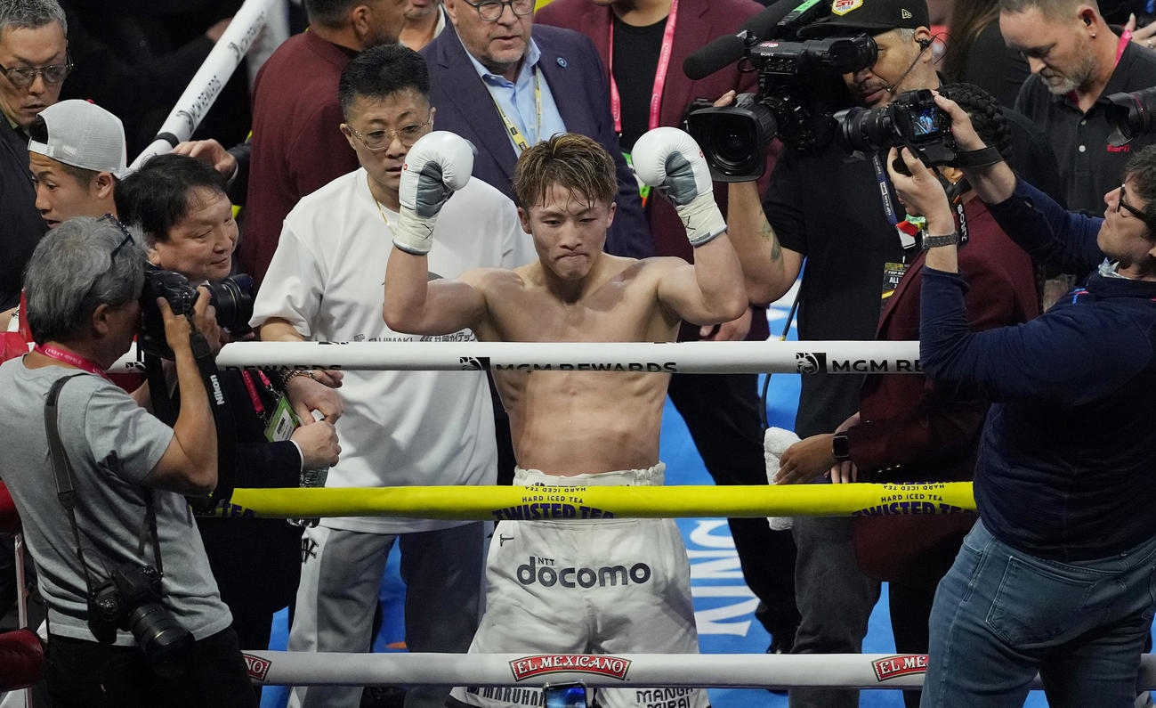 カルデナスを破り、防衛に成功した井上は、笑顔でガッツポーズを見せる（撮影・菅敏）